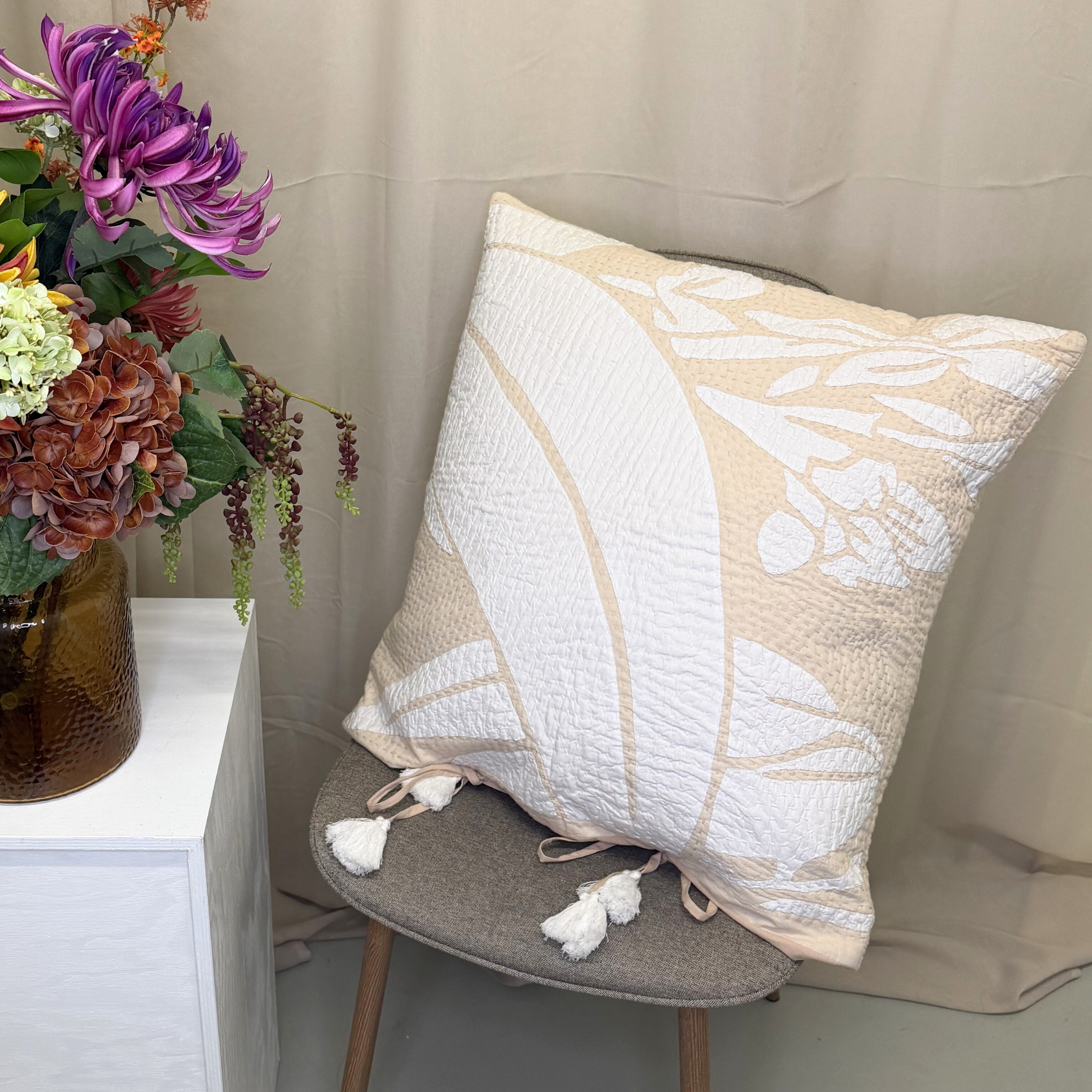 Quiltet pude 60 x 60 beige/hvid - vareprøve