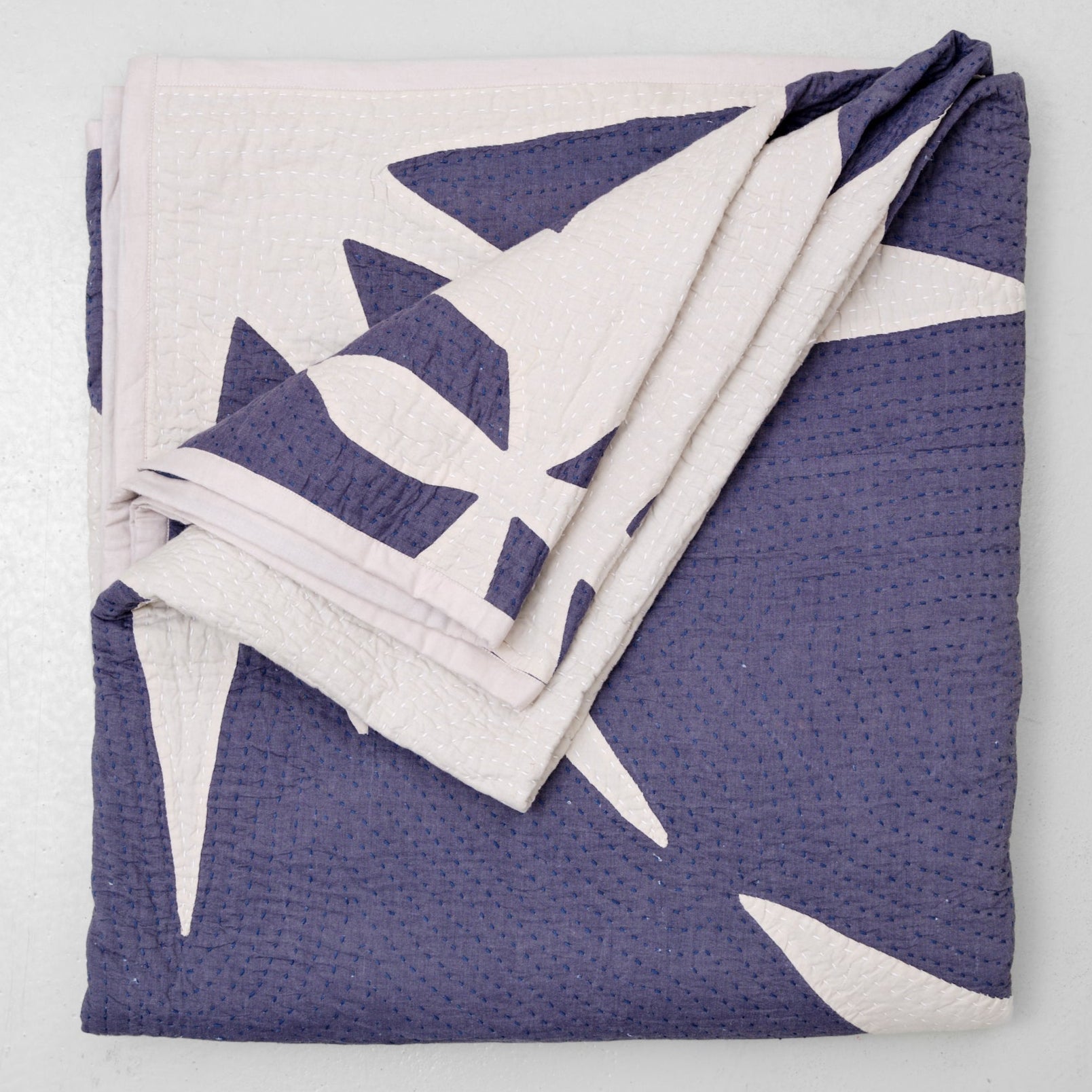 Quiltet sengetæppe 240 x 260 cm (Støvet blå)