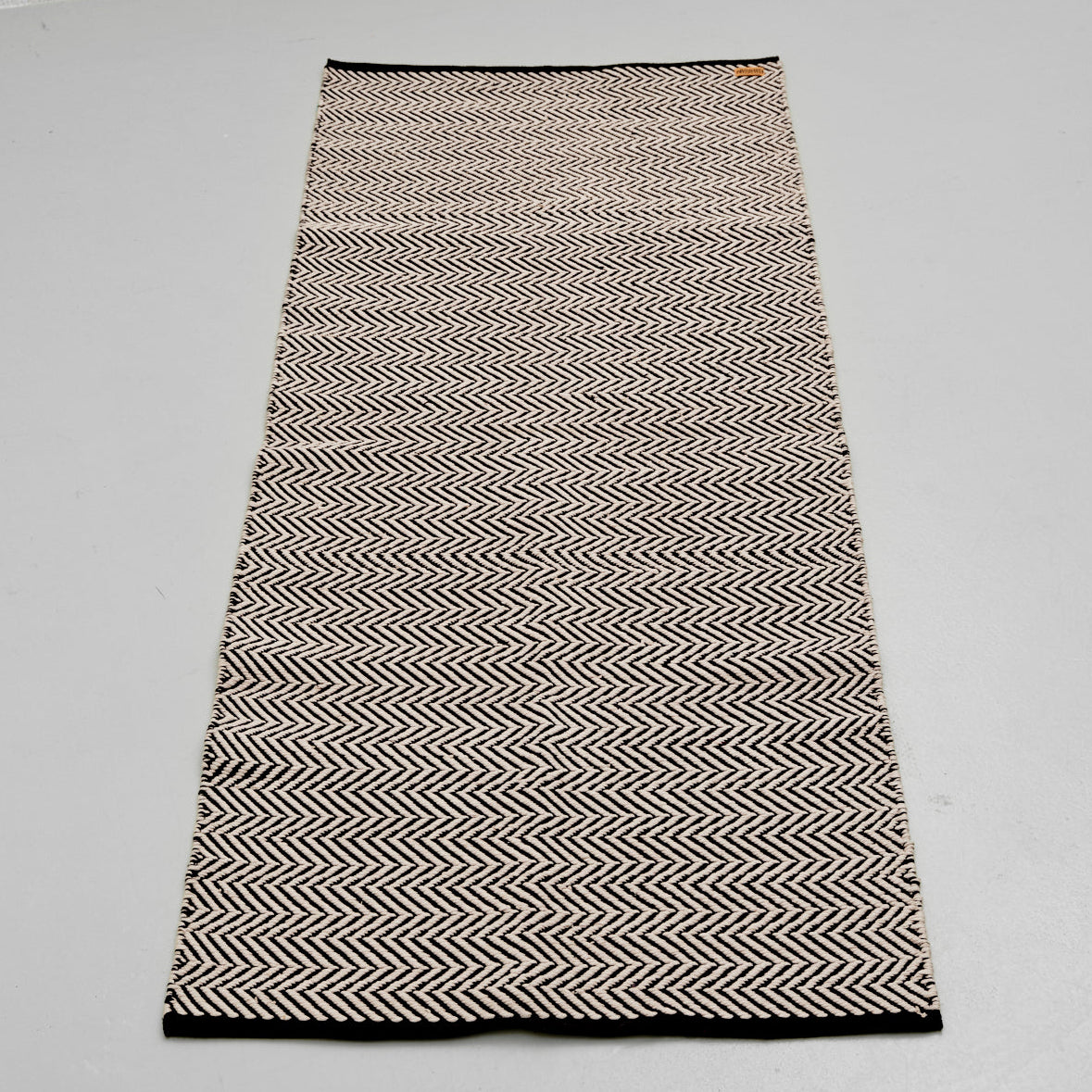 Løber 75x180 cm (zig-zag beige-sort)