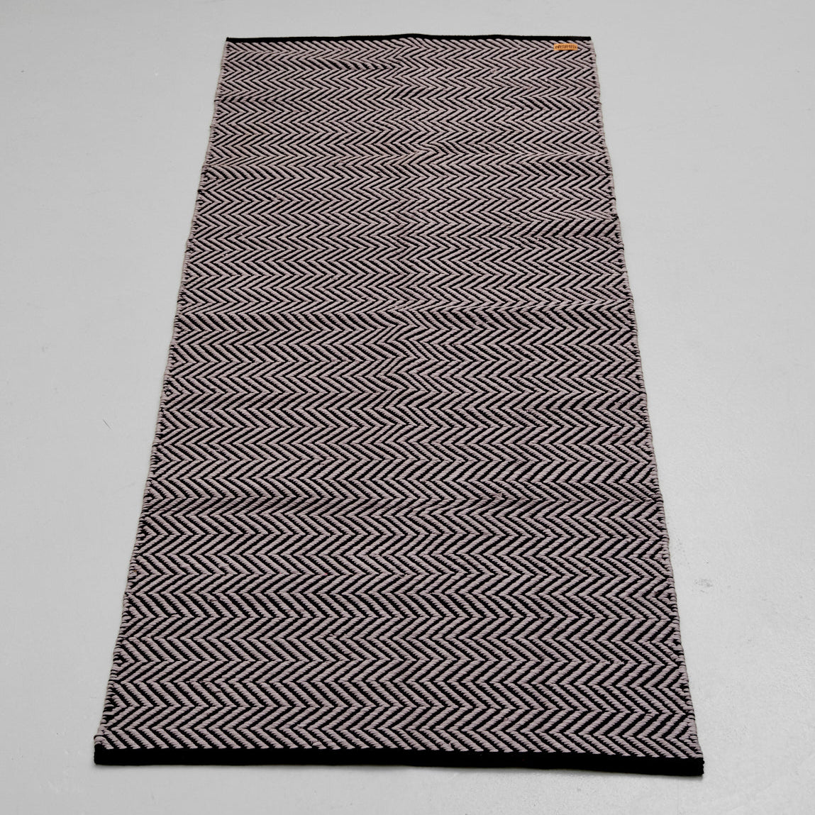 Løber 75x180 cm (zig-zag grå-sort)