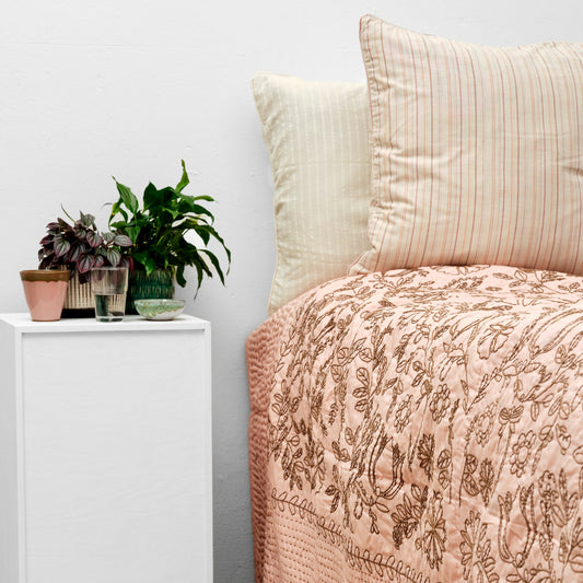 <tc>One-of-a-kind bedspread 240 x 260 cm</tc>