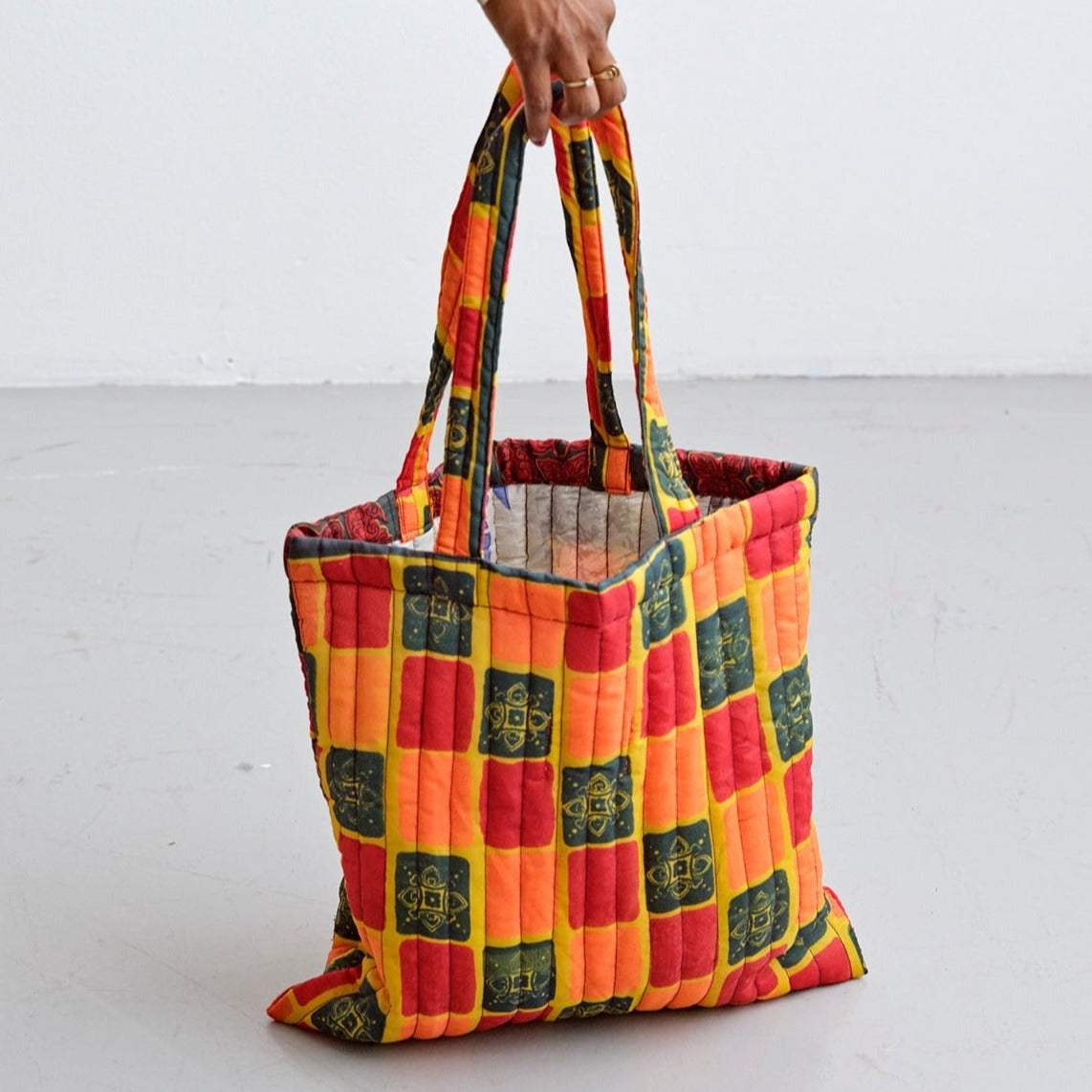 <tc>Silk sari shopper</tc>