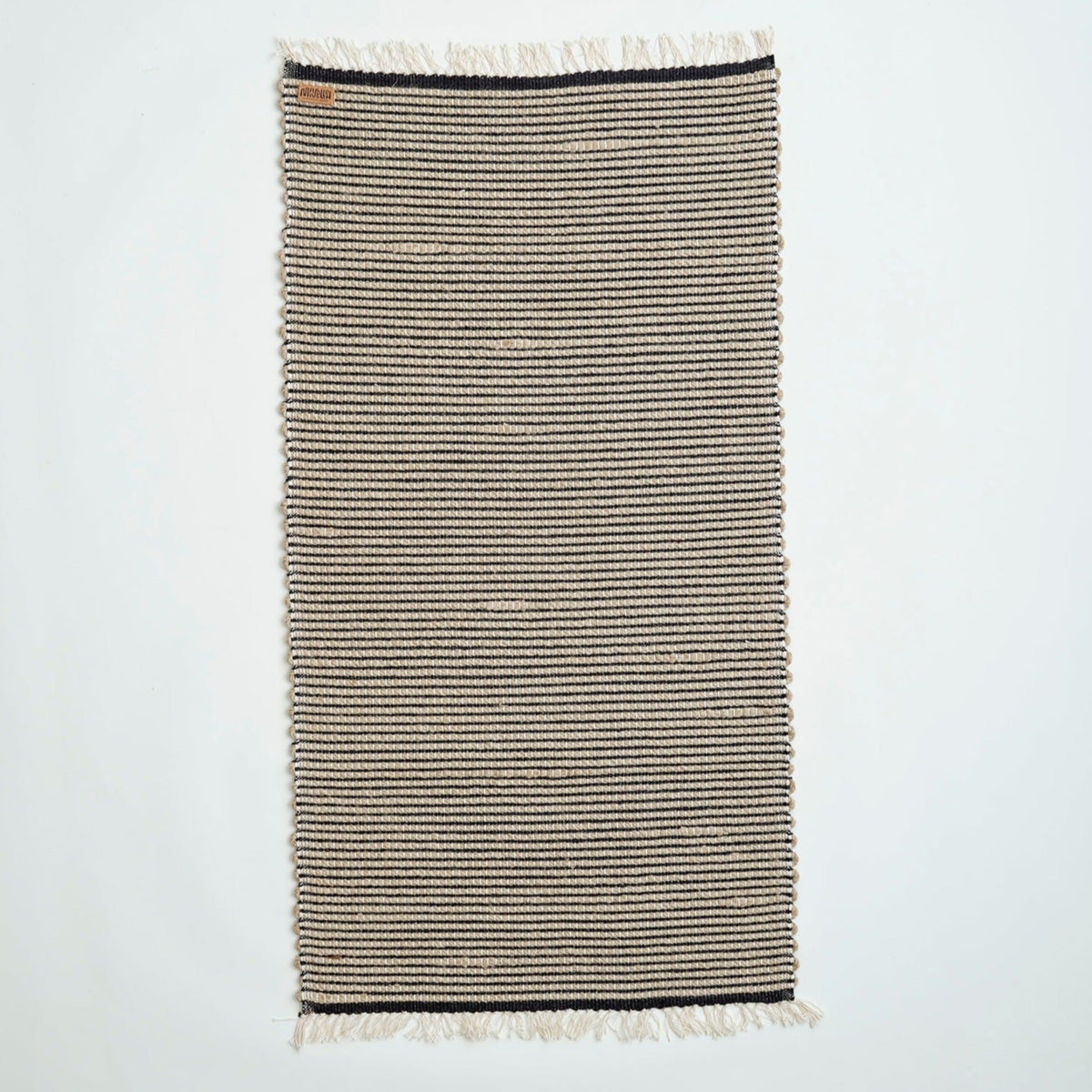 Løber 70 x 130 (jute/sort) – Manelleh